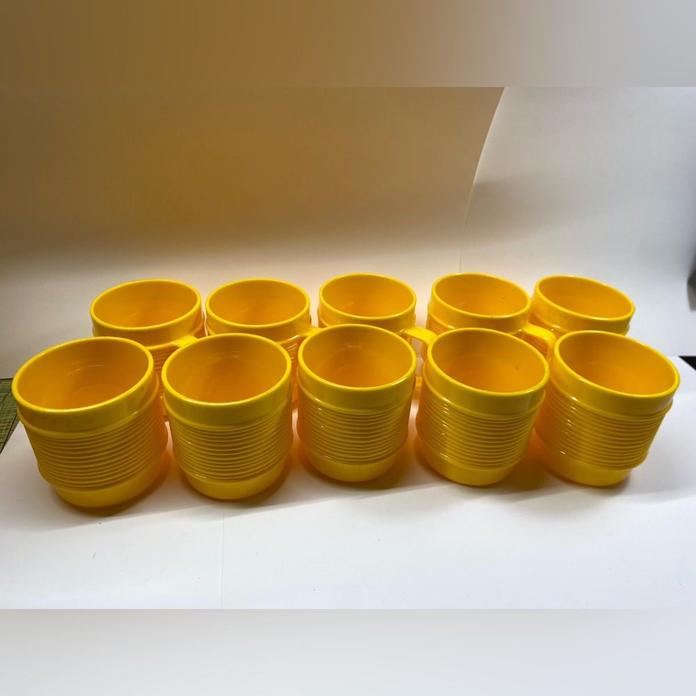 Set of 10 vintage 70s Rubbermaid plastic rubbed tumblers